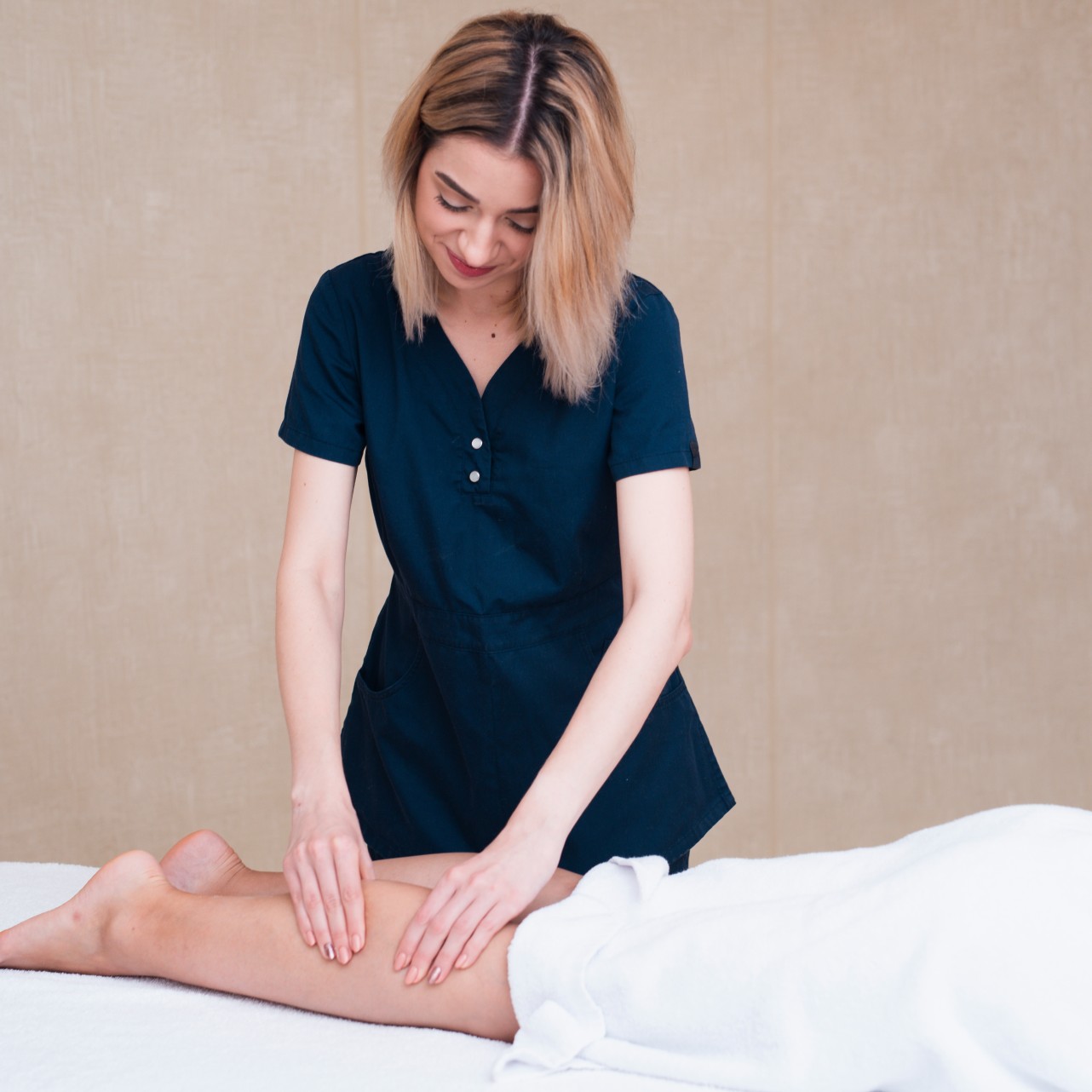 mujer-dando-masaje-de-pies-en-el-spa
